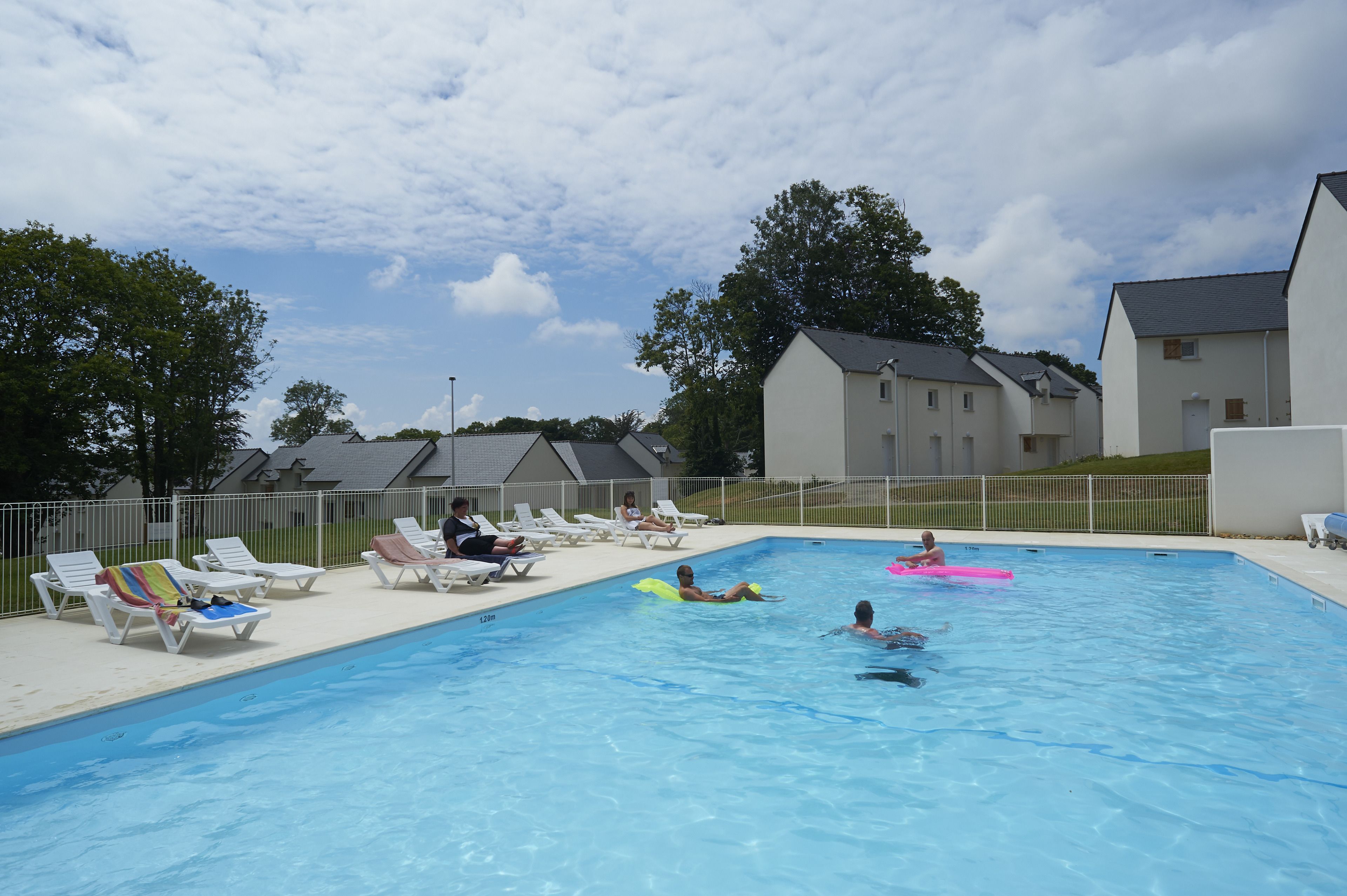Piscine couverte, piscine extérieure (ouverte en saison)