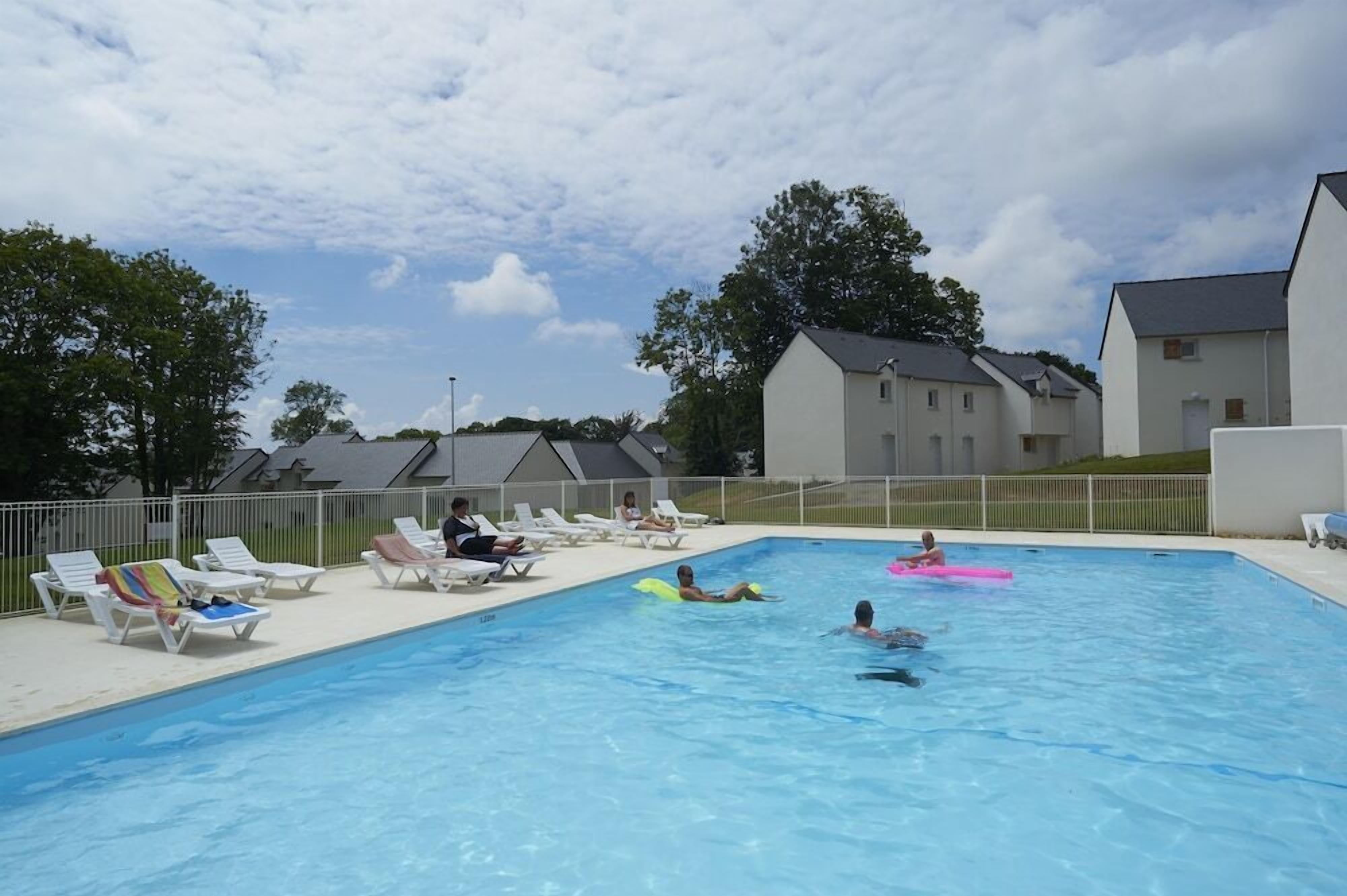 Piscine couverte, piscine extérieure (ouverte en saison)