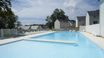 Piscina coberta, piscina a l'aire lliure de temporada i gandules