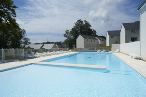 Una piscina techada, una piscina al aire libre de temporada