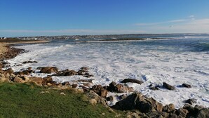 A coastal landscape with rocky shores and waves crashing onto the beach. - Terres de France - Le Domaine de la Baie (Audierne)