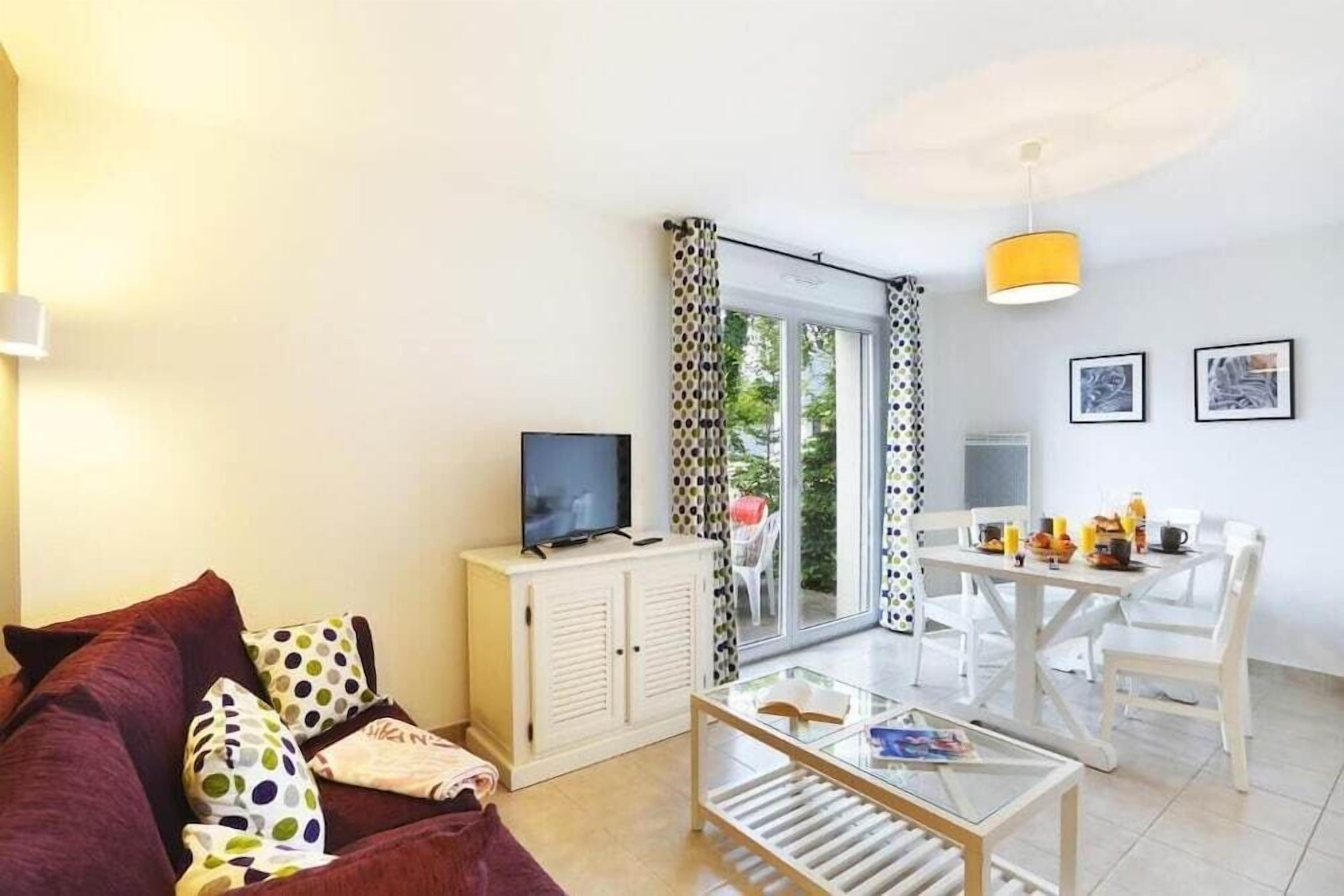 Comfort House, 2 Bedrooms, Garden View (duplex) | Living area | 32-inch TV with digital channels, table tennis
