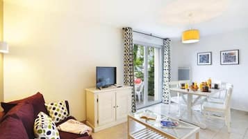 Comfort House, 2 Bedrooms, Garden View (duplex) | Living area | 32-inch TV with digital channels, table tennis
