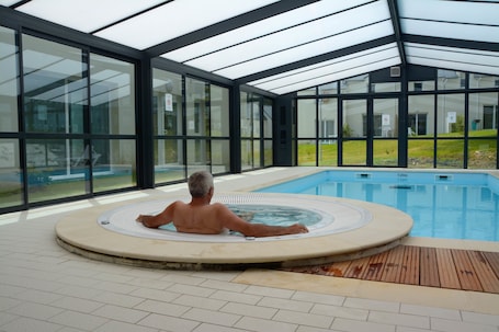 Indoor spa tub