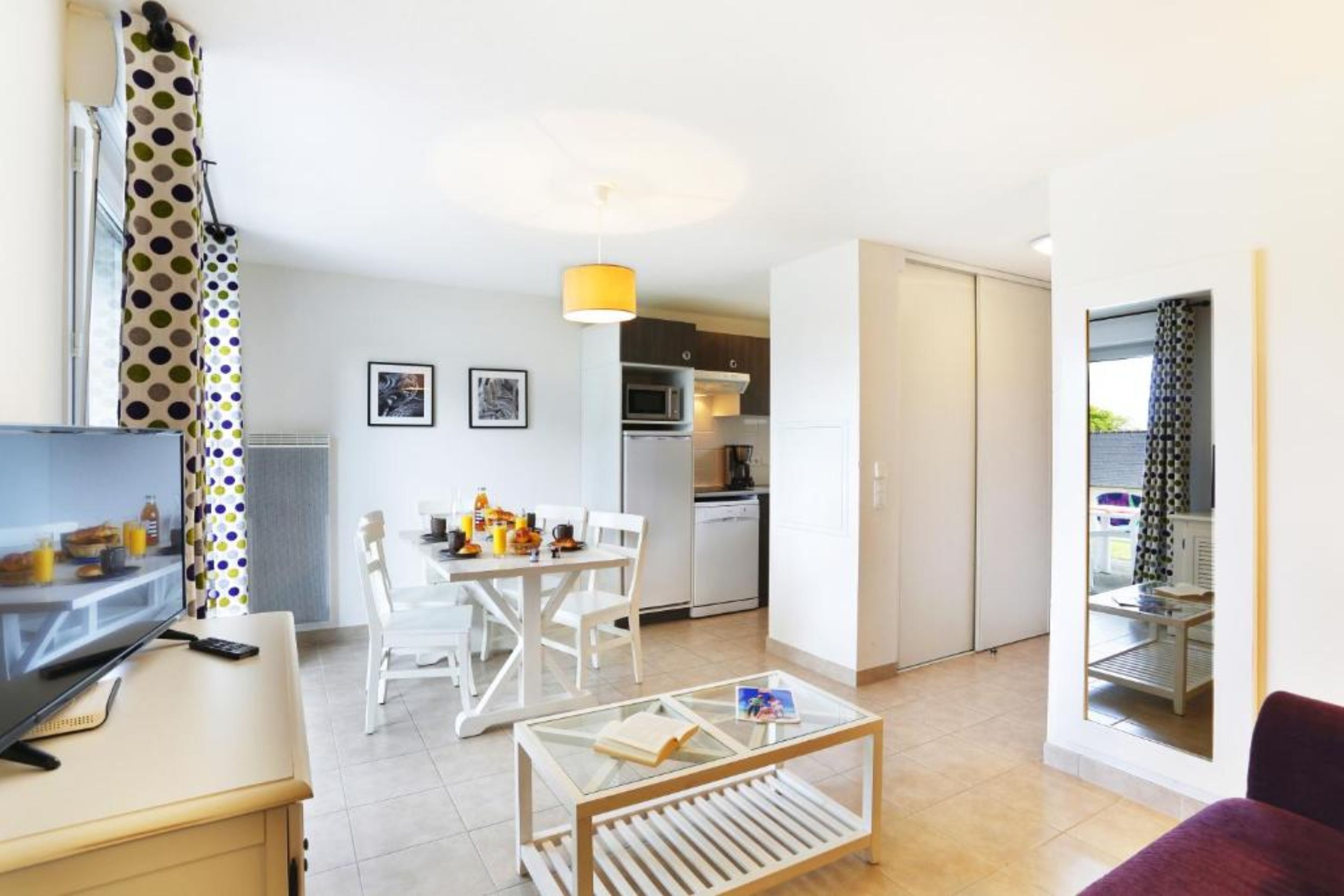 Un apartamento moderno con comedor, cocina y sala de estar.