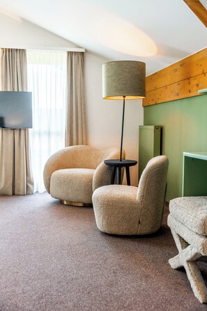 Suite – junior (Comfort, Single Use) | Sengetøy av topp kvalitet, senger med overmadrass og safe på rommet