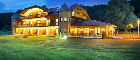 Fassade der Unterkunft – Abend/Nacht