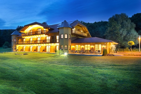 Front of property – evening/night. Sapia Hotel Rheinsberg