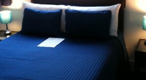 Habitación doble | Tabla de planchar con plancha, wifi gratis y ropa de cama 