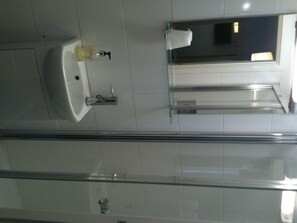 Free toiletries, hair dryer, towels - The Old Dairy Guest House Liverpool (Liverpool)