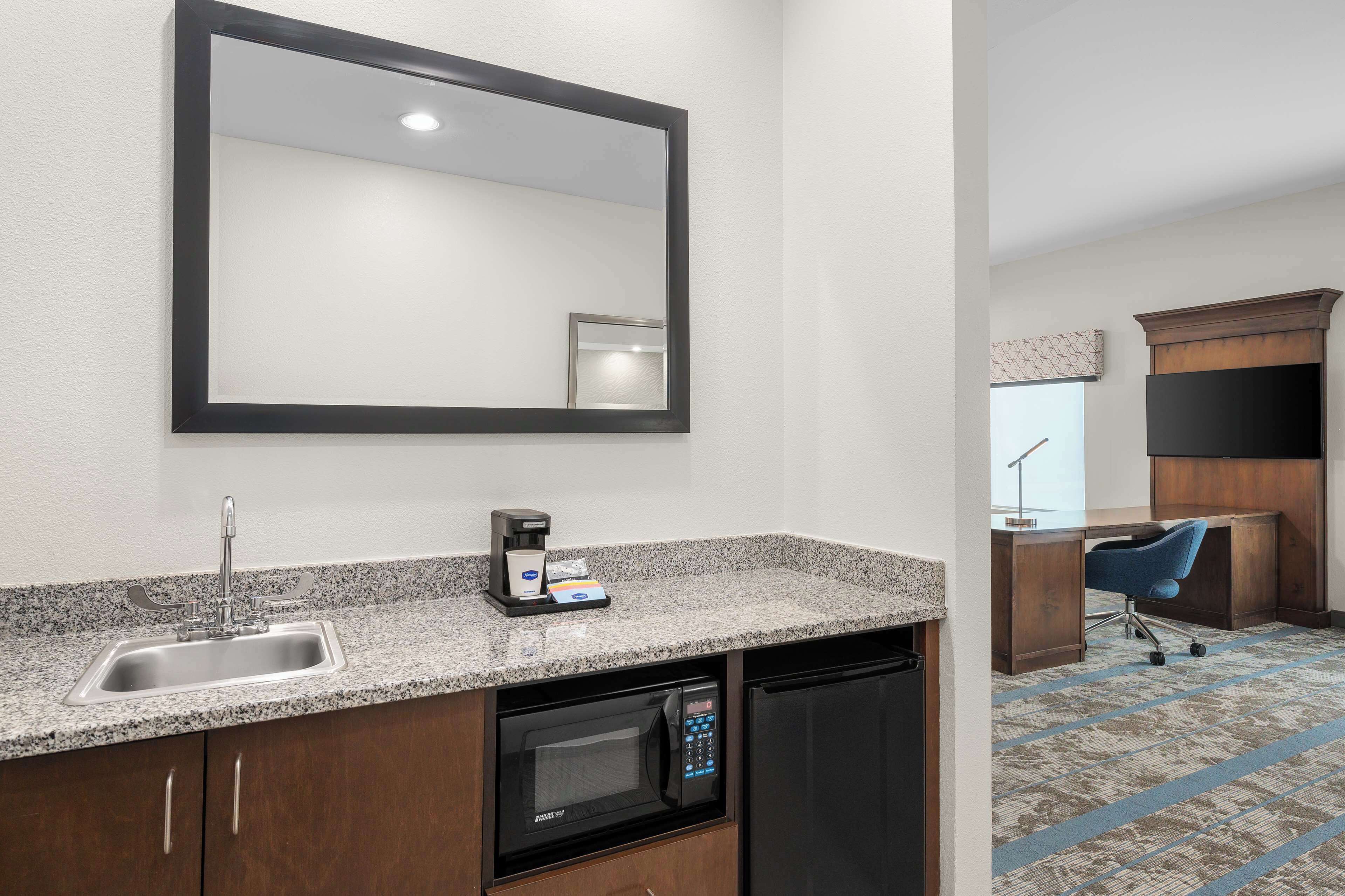 studio, 1 king bed | desk, blackout curtains, iron/ironing board, free cots/infant beds