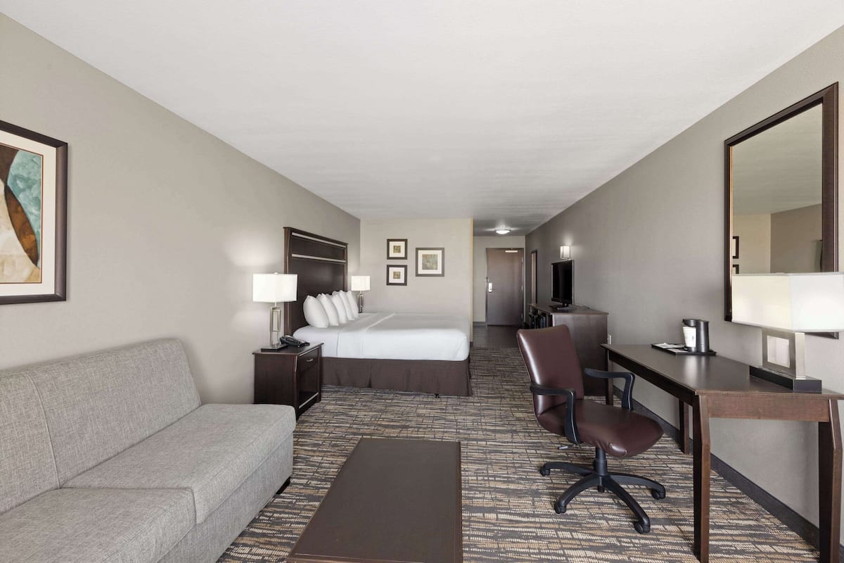 Deluxe Room, 1 King Bed, Accessible, City View (Mobility Accessible) | Desk, iron/ironing board, free cots/infant beds, free WiFi