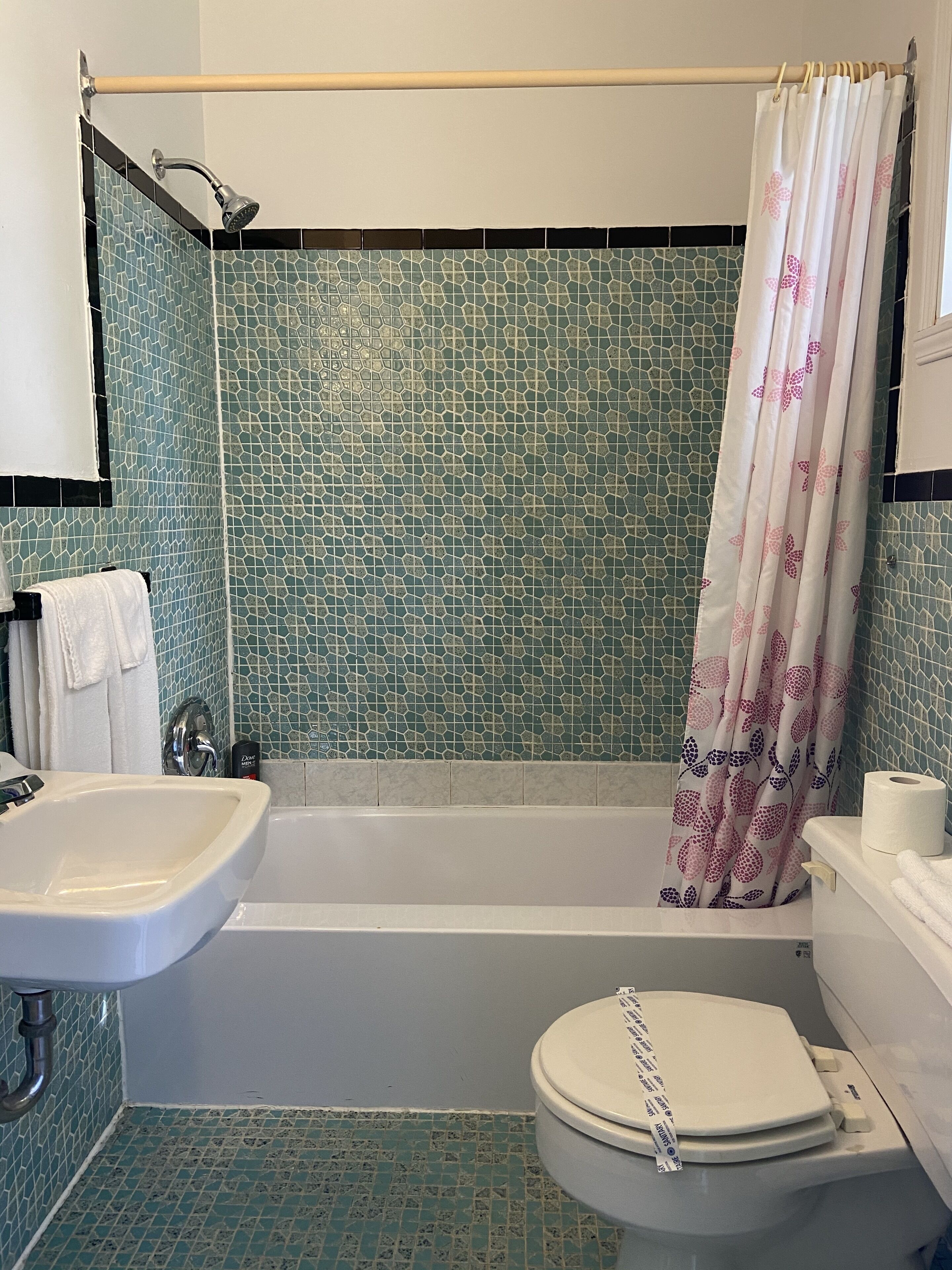 Un bagno con vasca, WC e lavabo.