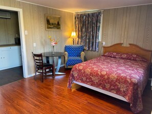 デスク、アイロン / アイロン台、WiFi (無料)