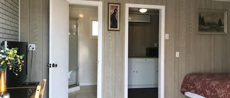 Escritorio, tabla de planchar con plancha y wifi gratis