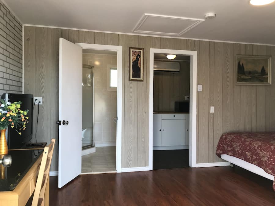 Standard Room | Desk, iron/ironing board (on request), WiFi (free)