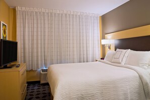 Hypo-allergenic bedding, desk, laptop workspace, blackout drapes - TownePlace Suites by Marriott Dodge City (Dodge City)