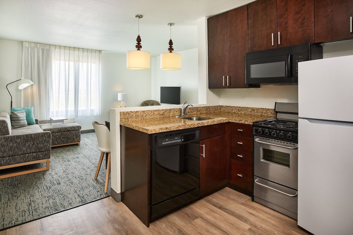 fridge, microwave, stovetop, dishwasher