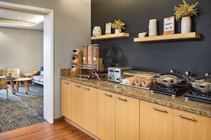 Café da manhã com buffet grátis todos os dias