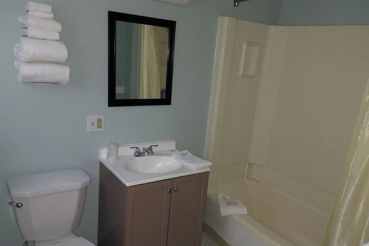 Kombinasi shower/bathtub, pengering rambut,  dan handuk