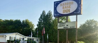 Harbor Base Pineapple Inn