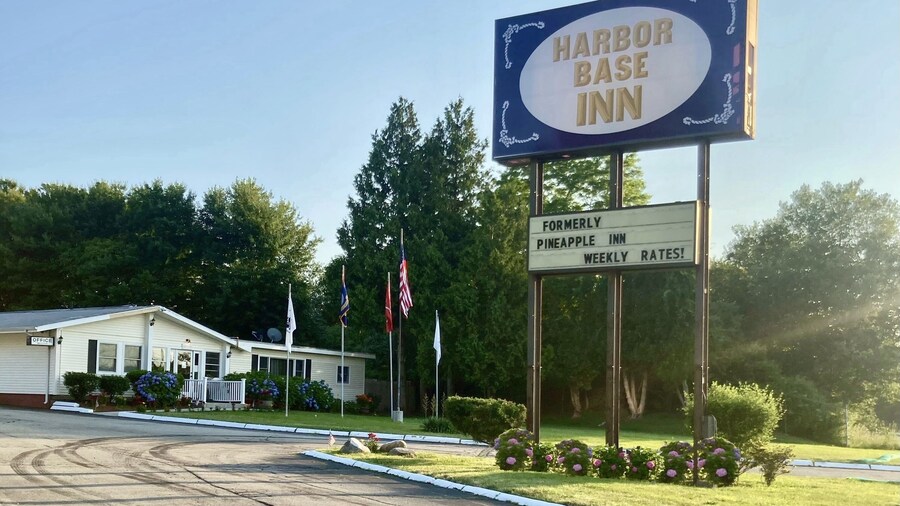 Harbor Base Pineapple Inn