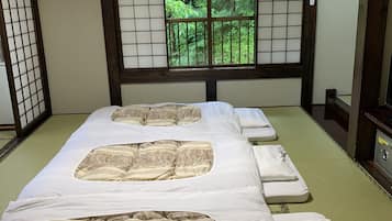 Chambre Triple Supérieure (Japanese-Style, Private Bathroom) | Minibar, coffres-forts dans les chambres, chambres insonorisées