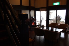 Lobby sitting area - Ryokan Murayama (Takayama)