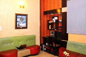 Lobby sitting area - Hotel Rose Garden (Dhaka)