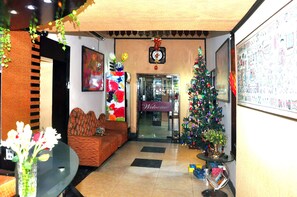 Lobby sitting area - Hotel Rose Garden (Dhaka)