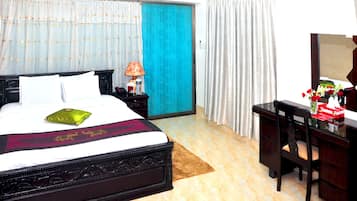 Executive Suite | Free minibar items, in-room safe, individually decorated