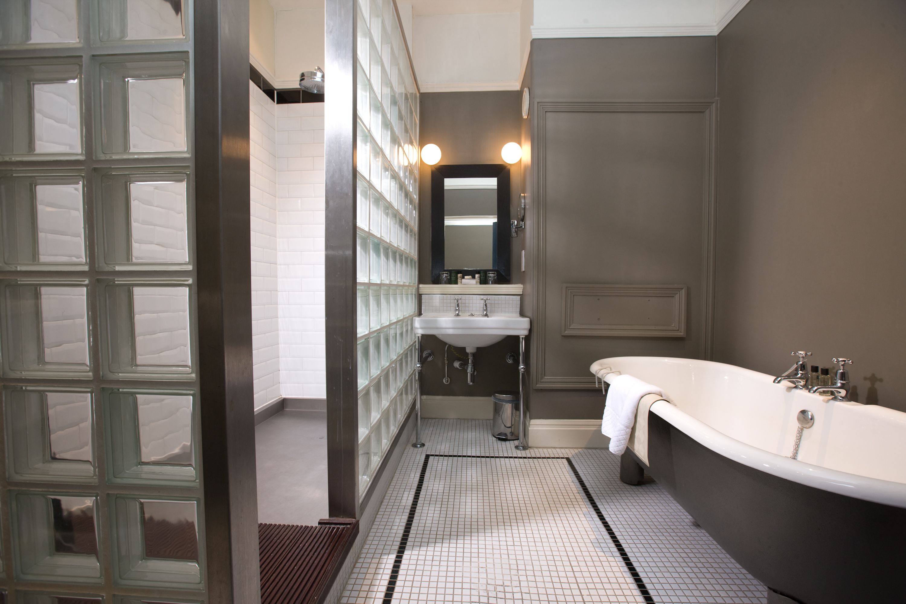 deluxe twin room | bathroom | free toiletries, hair dryer, towels, soap