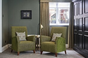 Suite | Skrivebord, strykejern/-brett, wi-fi (inkludert) og sengetøy