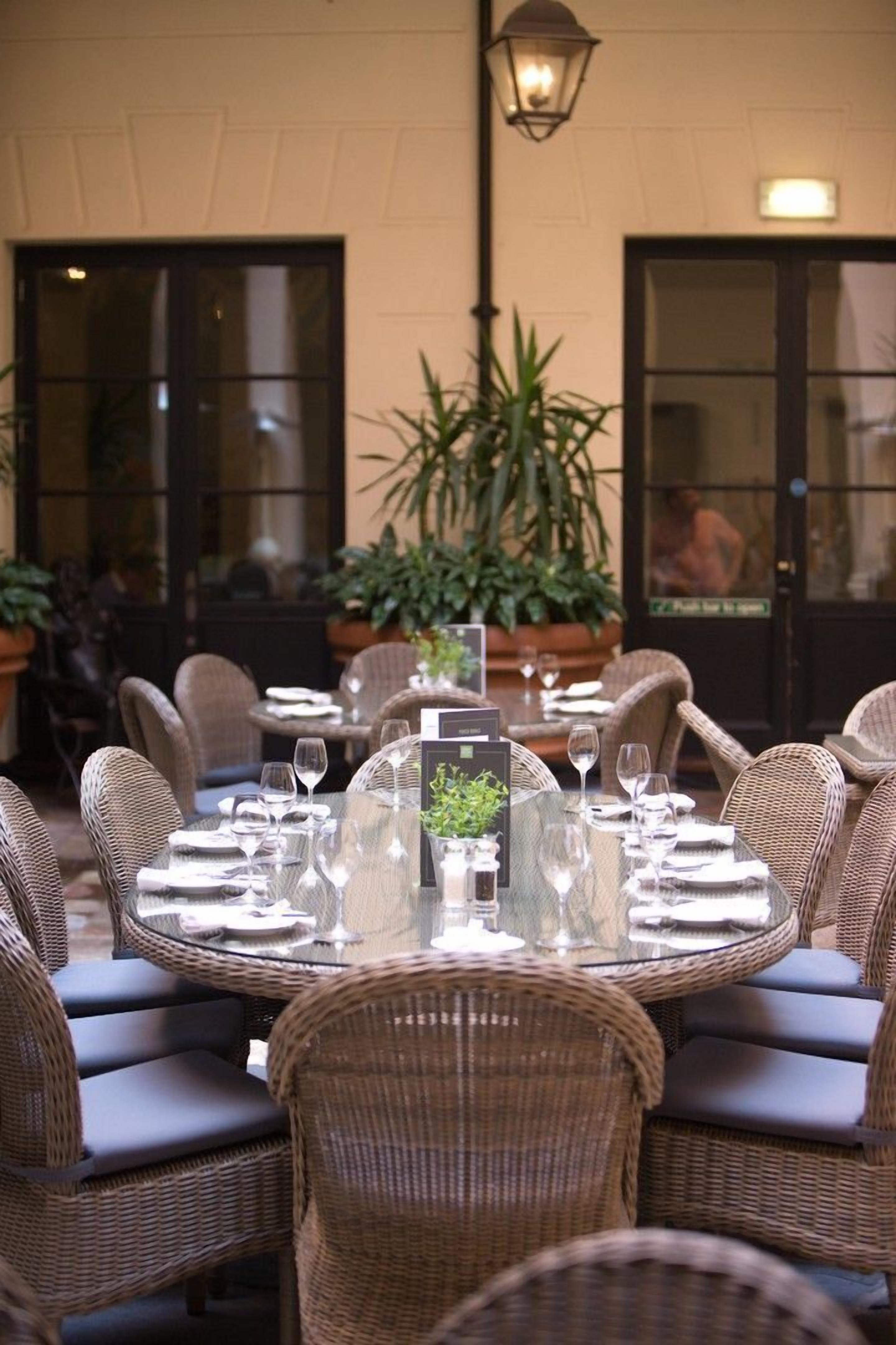 Phục vụ bữa sáng, bữa trưa và bữa tối 