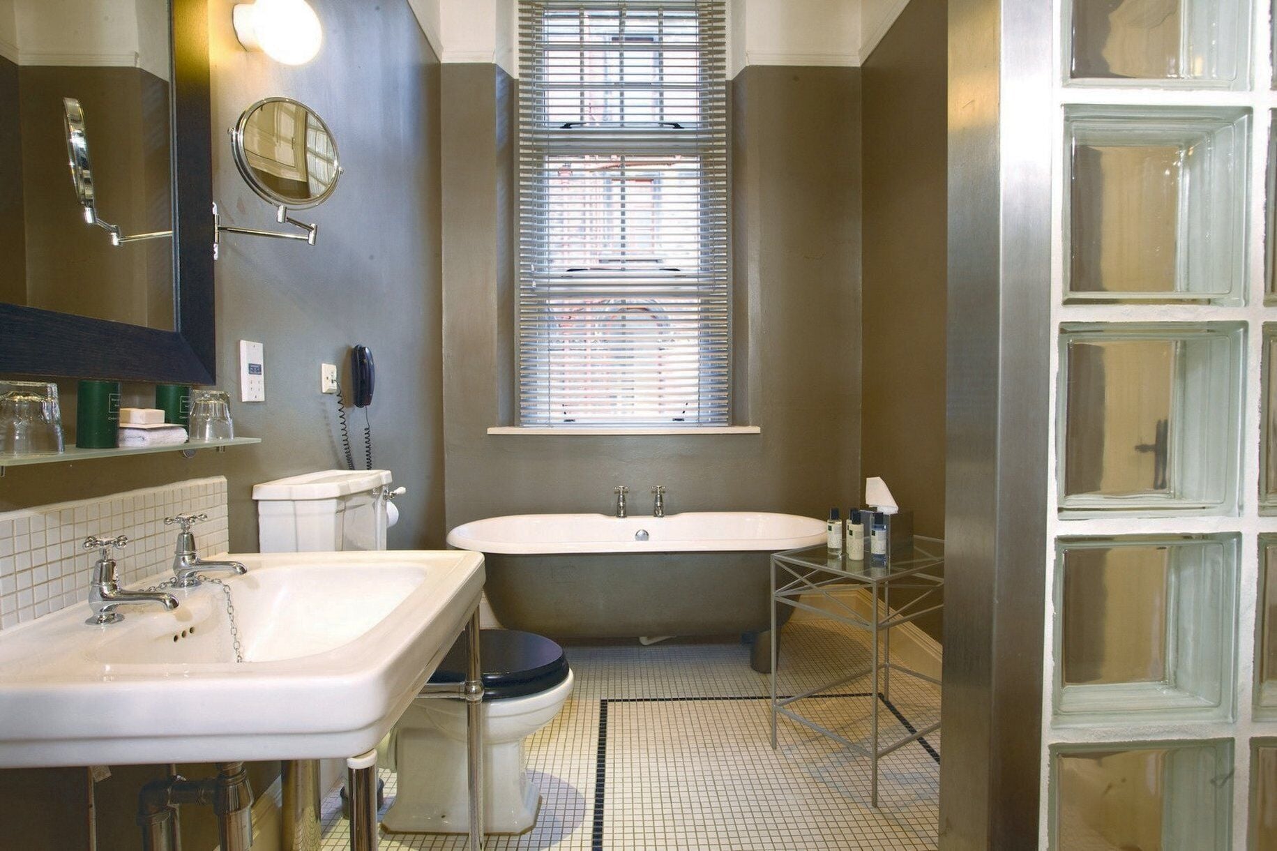 junior suite | bathroom | free toiletries, hair dryer, towels, soap