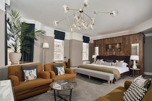 Signature Suite | Desk, iron/ironing board, free WiFi, bed sheets