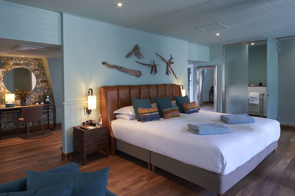 signature suite | egyptian cotton sheets, premium bedding, desk, iron/ironing board