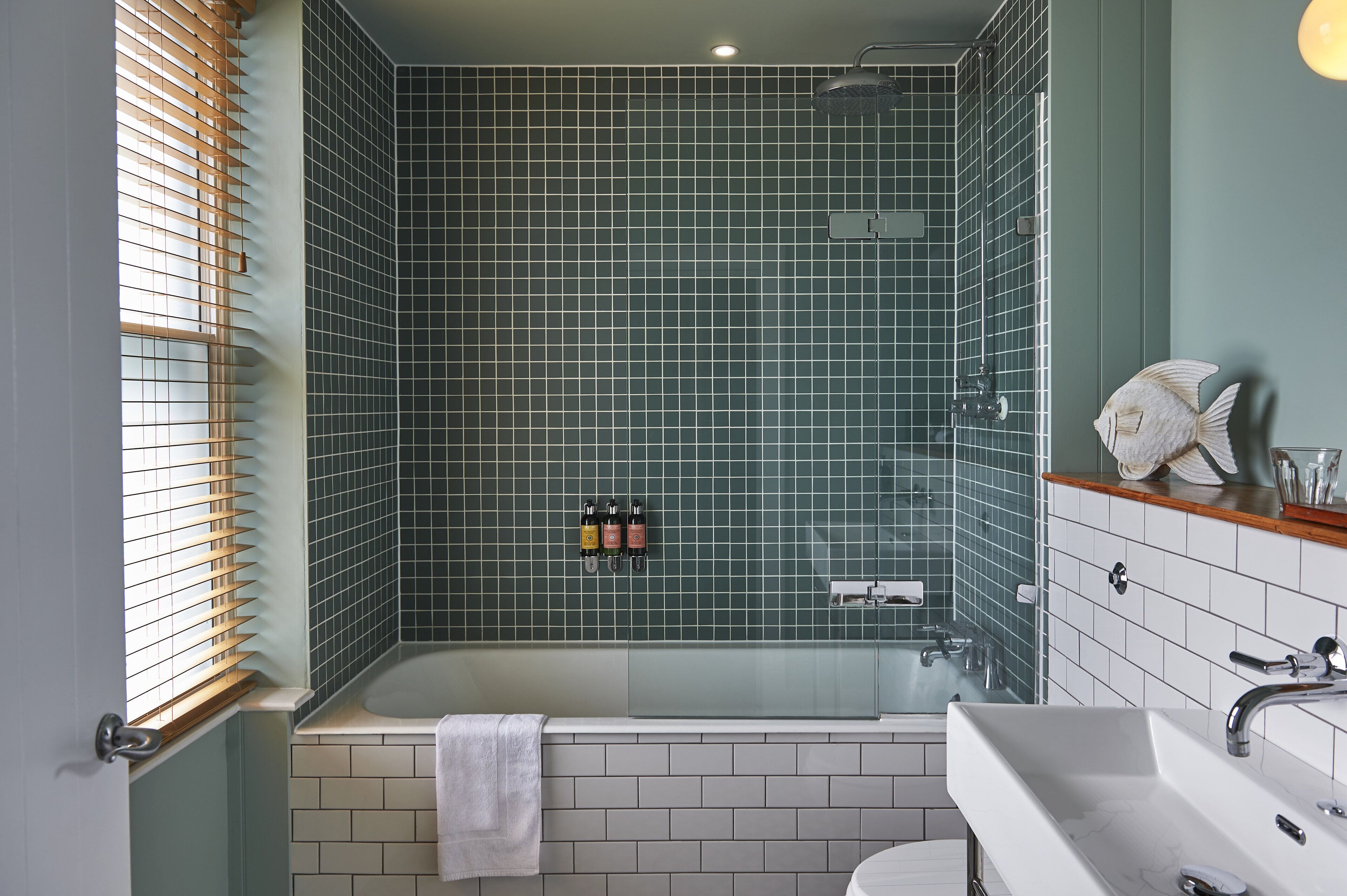 classic double room | bathroom | free toiletries, hair dryer, towels, soap