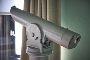 Un telescopio con una etiqueta de advertencia.