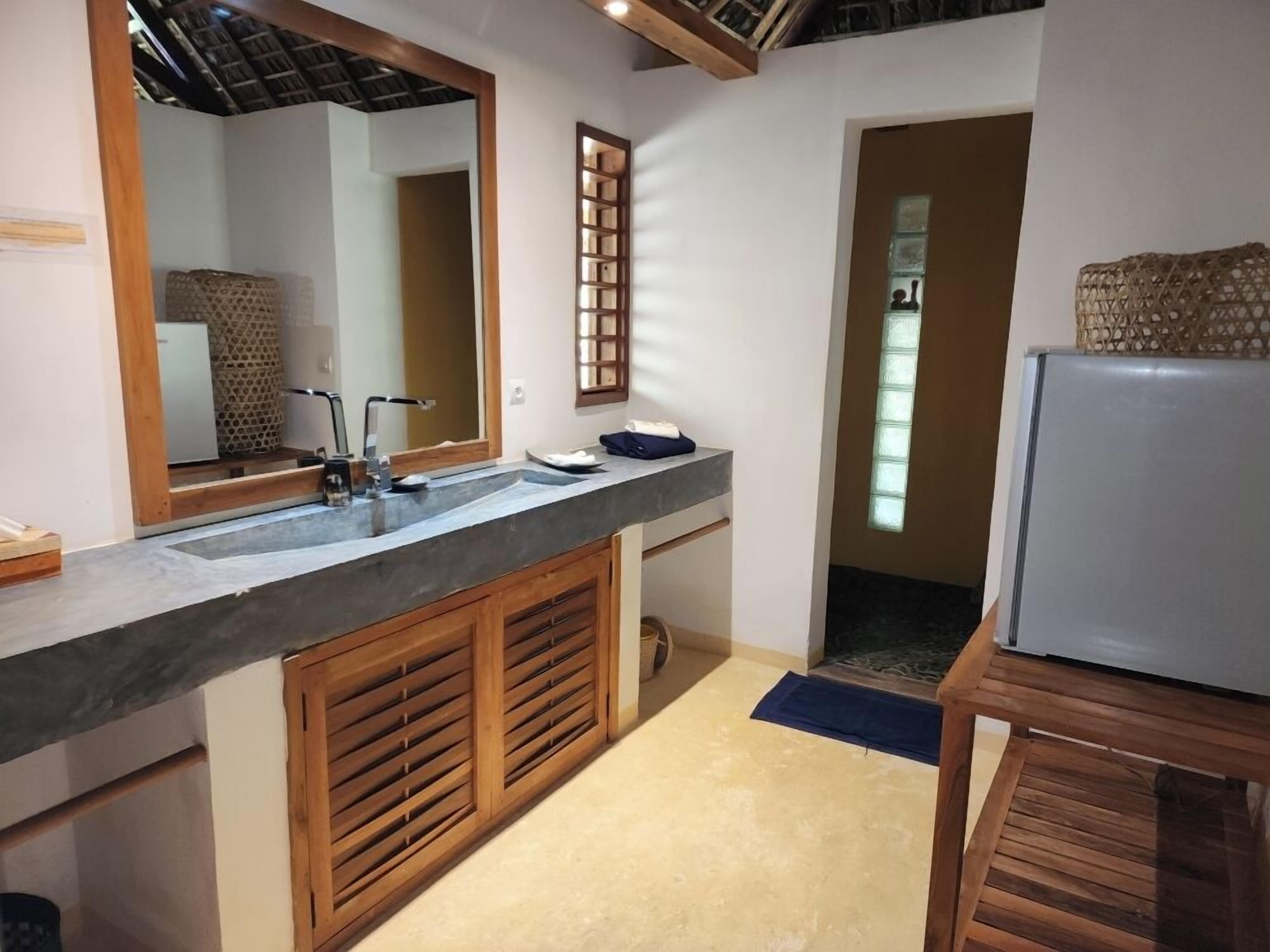 shower, rainfall showerhead, free toiletries, hair dryer