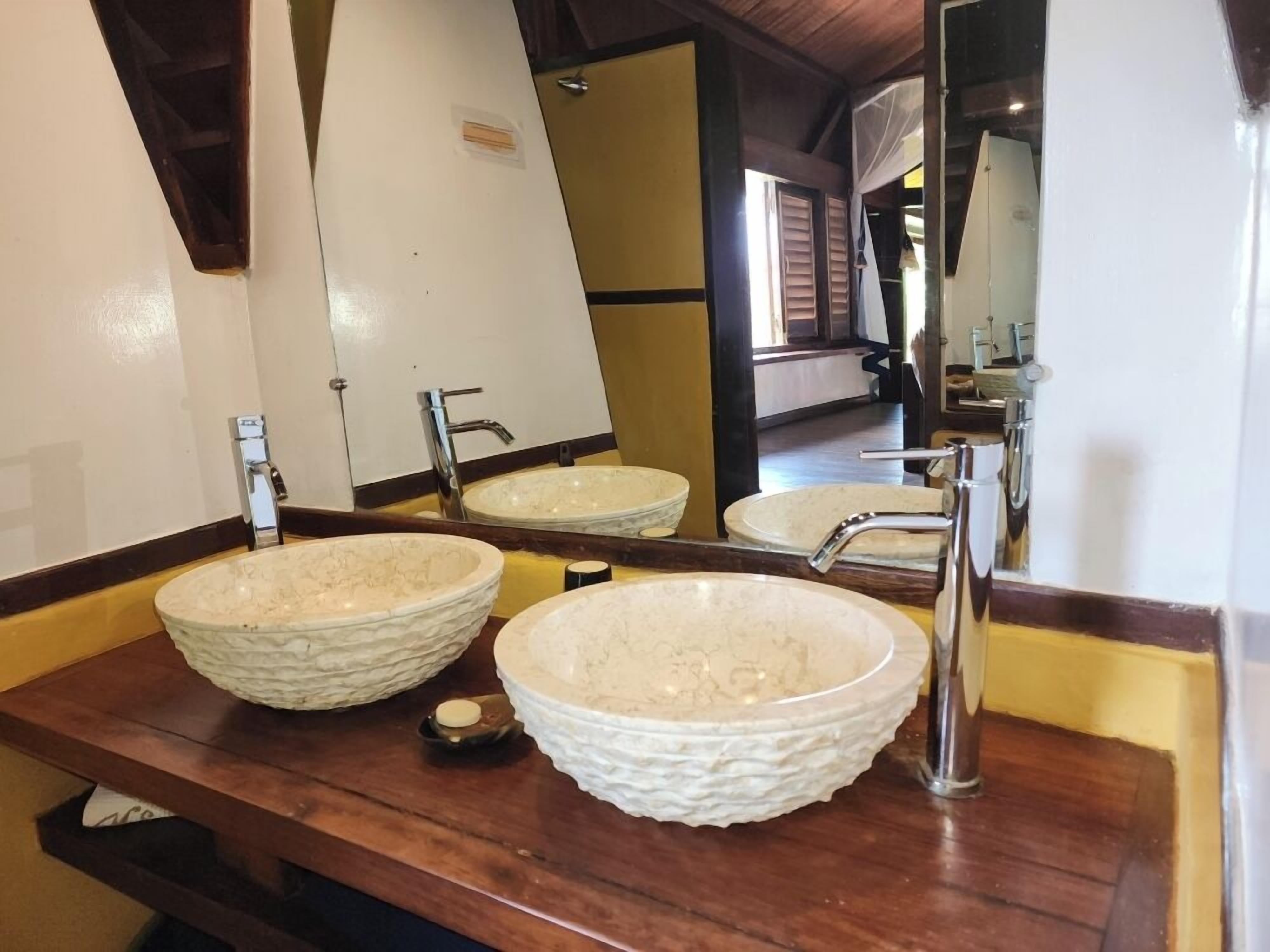 shower, rainfall showerhead, free toiletries, hair dryer