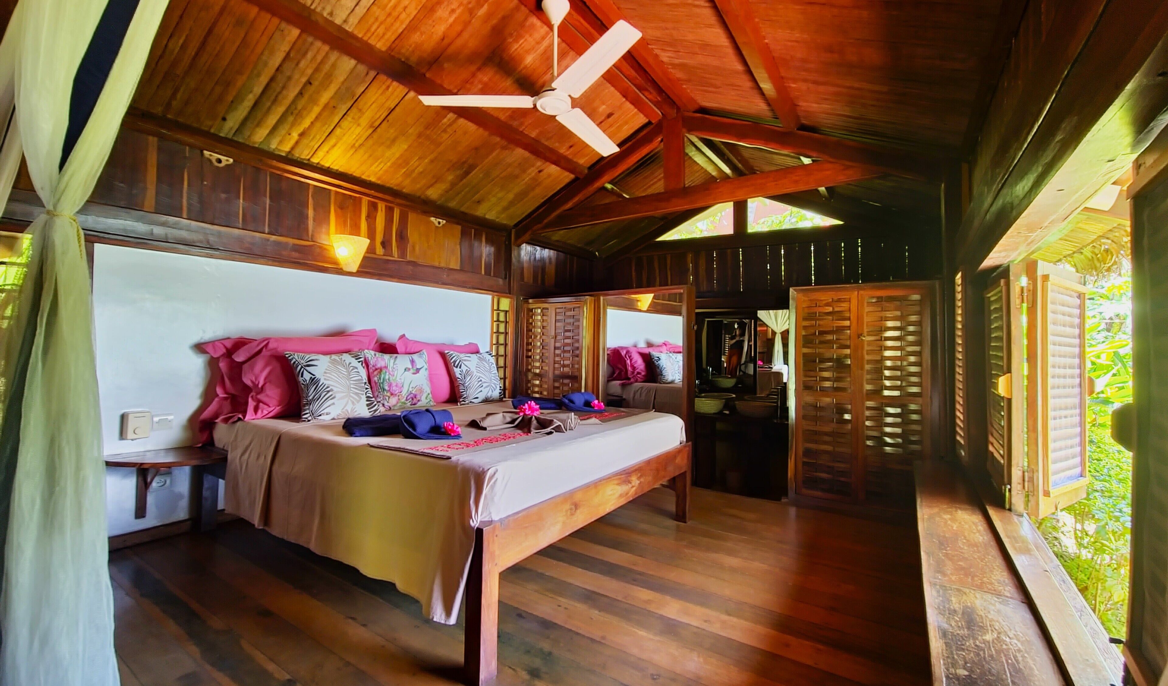 Luxury Suite | Pillow-top beds, free minibar items, in-room safe