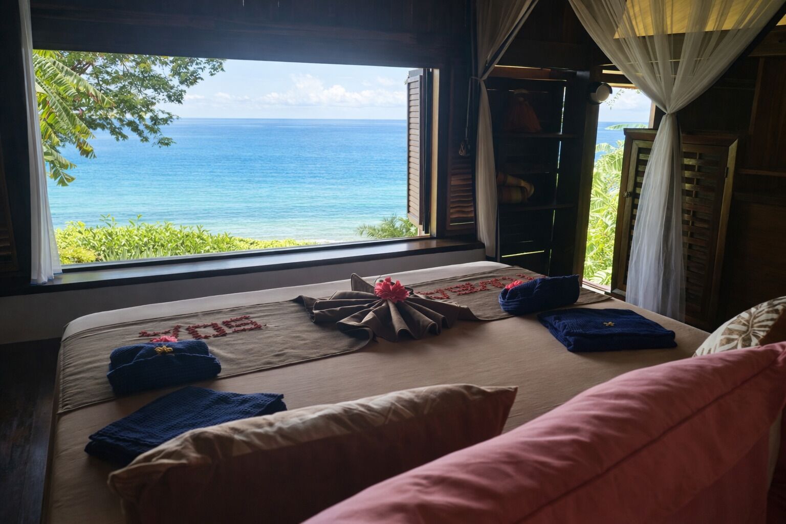 ピロートップベッド、ミニバーのアイテム (無料)、セーフティボックス (室内)、客室ごとに異なる装飾