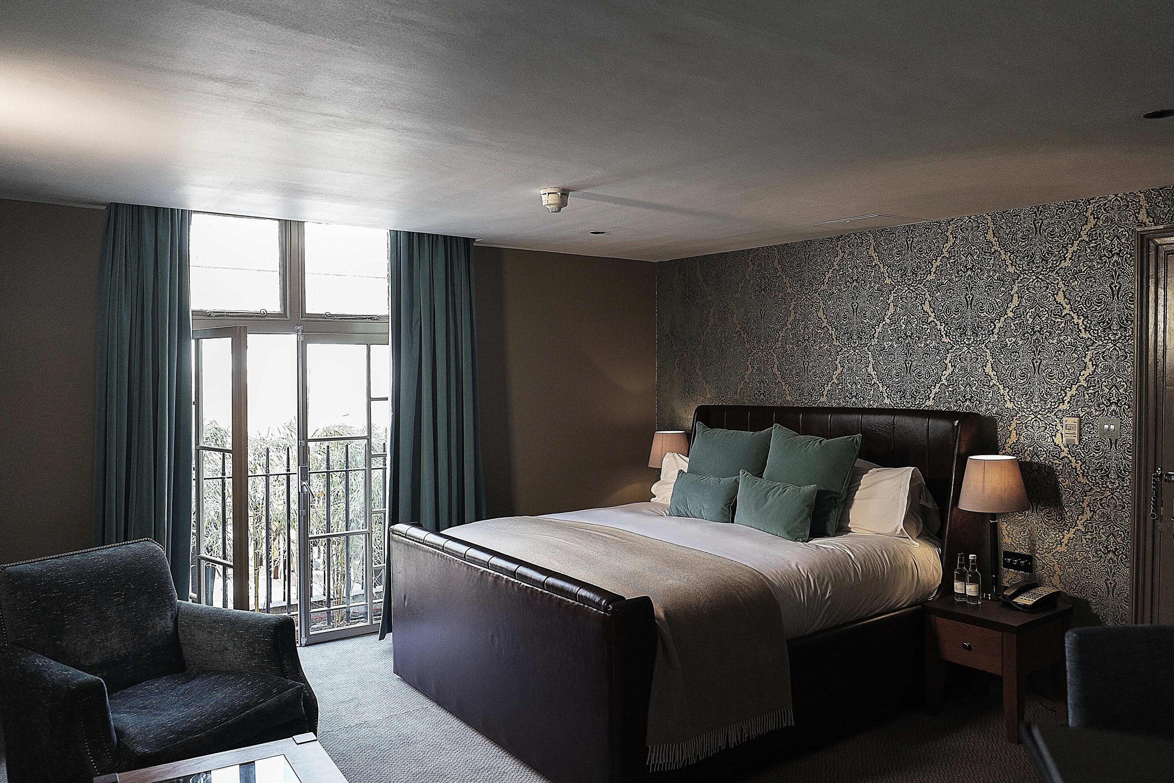 Rom – junior | Skrivebord, blendingsgardiner, strykejern/-brett og wi-fi (inkludert)