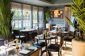 Petit déjeuner, déjeuner et dîner servis sur place