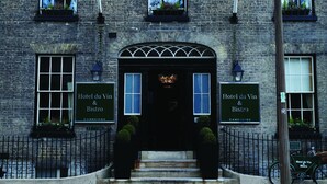 A historic building with multiple windows, a prominent entrance with steps, and signs for 'Hotel du Vin & Bistro'. - Hotel du Vin & Bistro Cambridge (Cambridge)