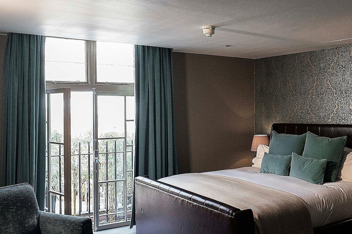 junior suite | desk, blackout curtains, iron/ironing board, free wifi
