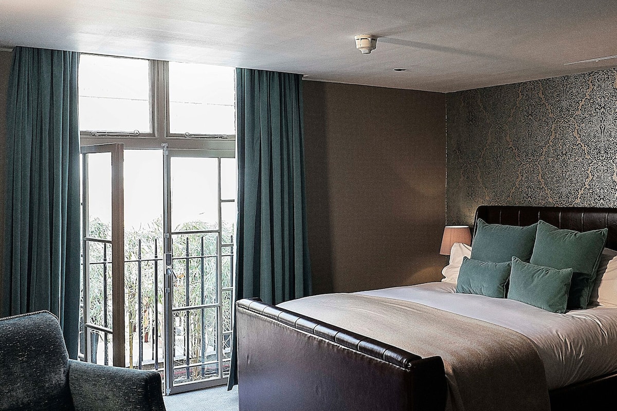 Junior Suite | Desk, blackout drapes, iron/ironing board, free WiFi