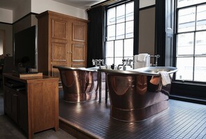 Suite | Escritorio, cortinas blackout y tabla de planchar con plancha 