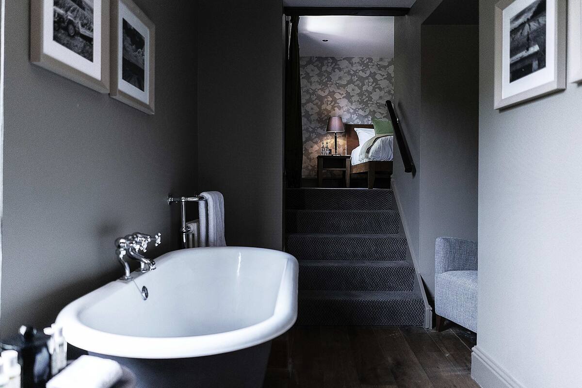 Deluxe Room | Bathroom | Free toiletries, hair dryer, towels, soap